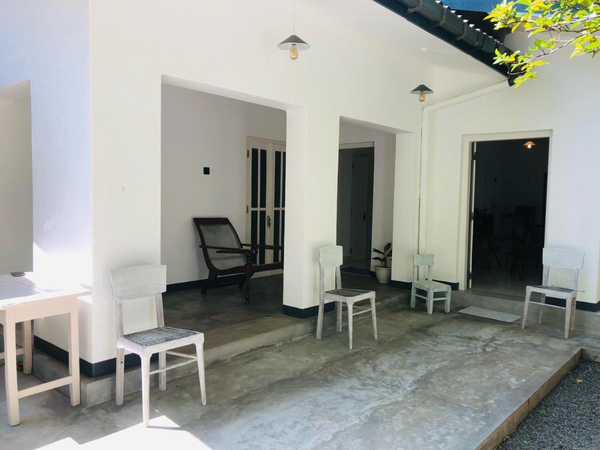 Mahagedara Dickwella Exterior foto