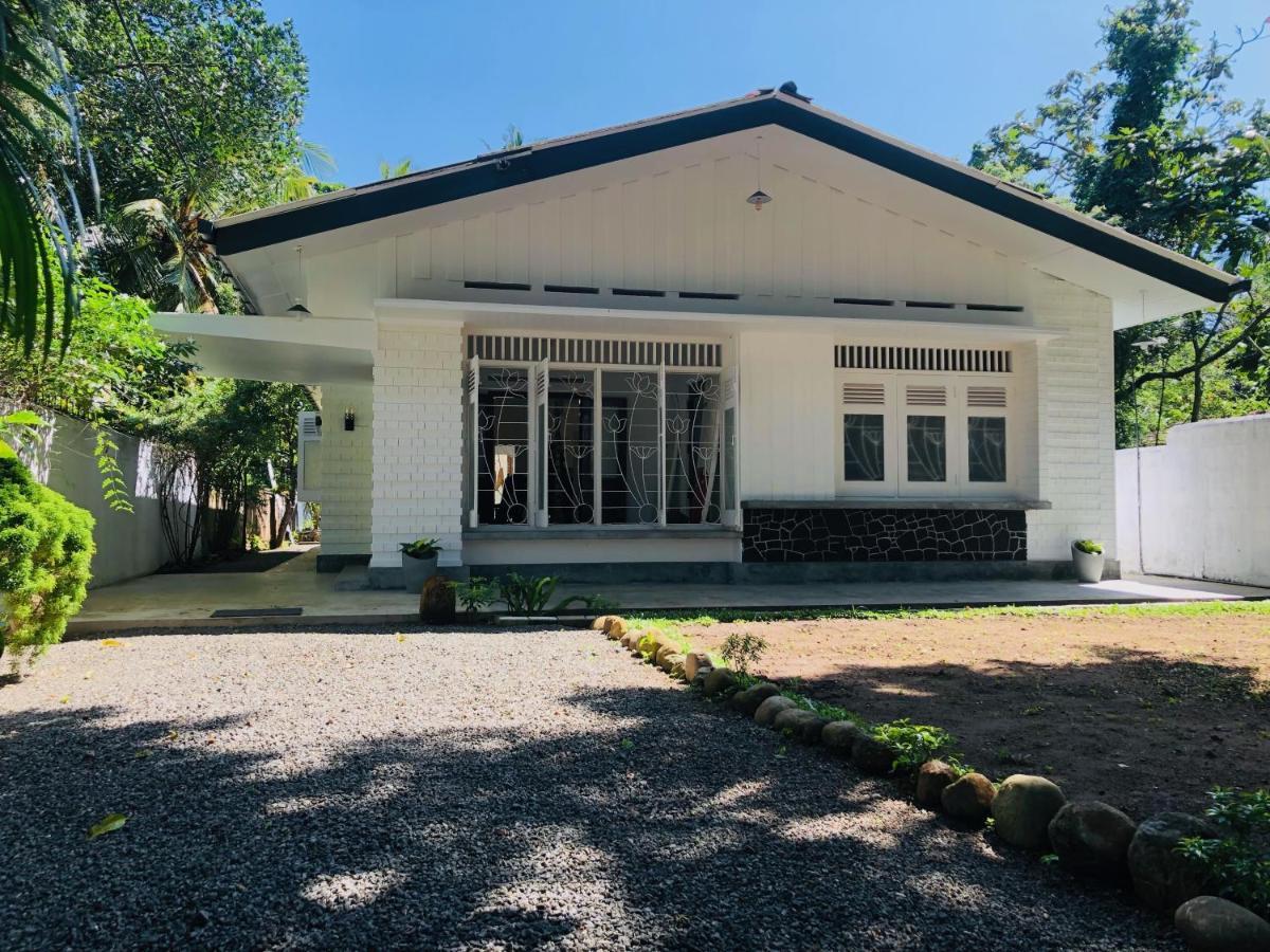 Mahagedara Dickwella Exterior foto