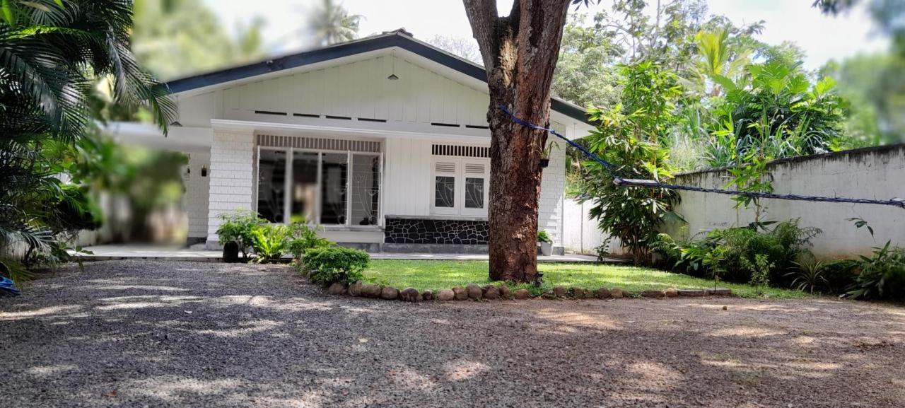 Mahagedara Dickwella Exterior foto